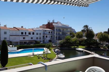 Port Sotavent 2C - Apartamento En La Marina De Empuriabrava - Piscina Comunitaria, - Parking - Vistas Al Canal - Cerca Centro Y Playa Экстерьер фото